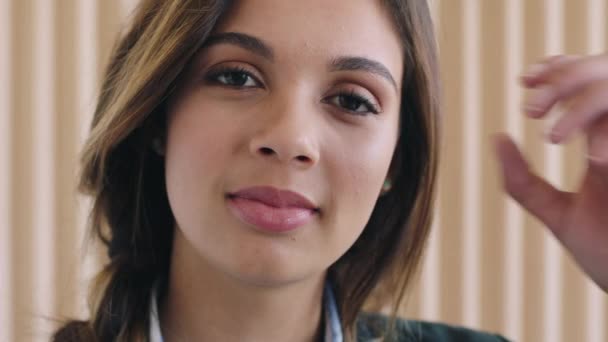 Kadın Yüz Gülümseme Güzel Gençlik Genel Portresi Için Kulak Arkasına — Stok video