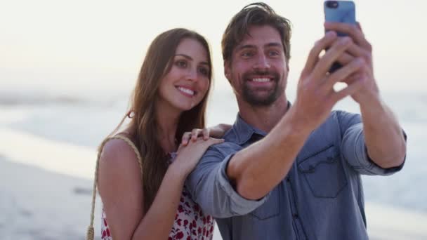 Kærlighed Strand Par Tager Selfie Med Telefon Nyder Bryllupsrejse Sommerferie – Stock-video
