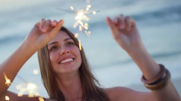 Пляж Женщины Искры Ночного Празднования Новогодней Вечеринке Австралии Возбужденным Лицом — стоковое видео