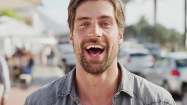 Neşeli Adam Yüz Şehir Sokağı Eğlenceli Şakalara Gülerken Olumlu Bir — Stok video