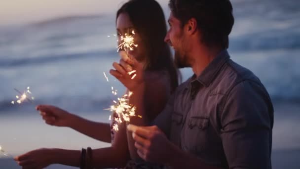Para Blask Zabawa Plaży Zachodzie Słońca Podczas Świętowania Sylwestra Przyjaciółmi — Wideo stockowe