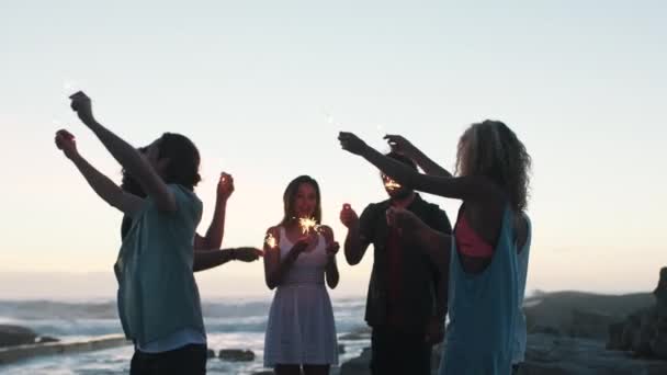 Gruppo Amici Spiaggia Scintille Celebrazione Festa Felicità Durante Anno Nuovo — Video Stock