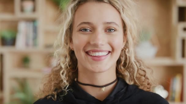 Mujer Sonrisa Retrato Cara Oficina Moderna Para Éxito Empresa Libertad — Vídeos de Stock