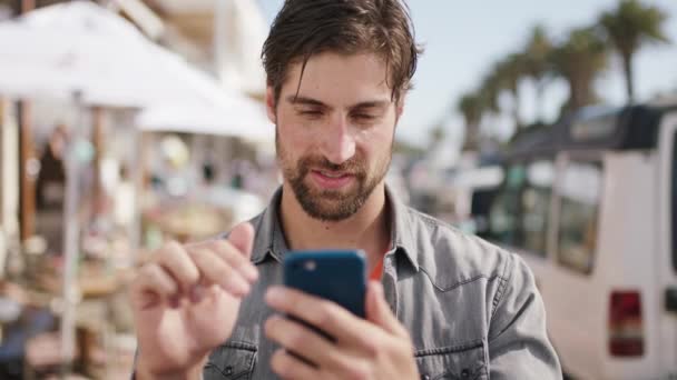 Uomo Outdoor Smartphone Digitazione Social Media Connessione Ricerca Internet Giovane — Video Stock