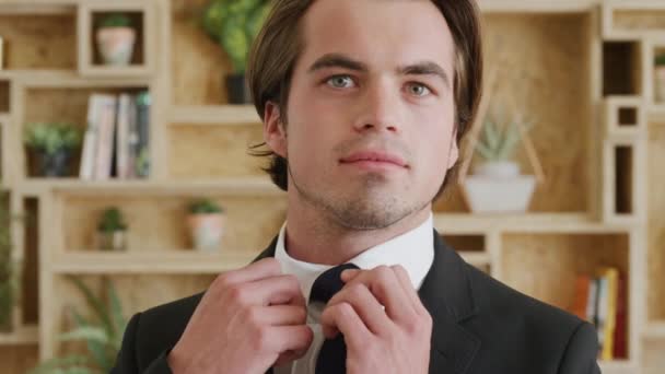 脸和企业风格在西装与商人调整他的领带在办公室 在一个专业的法律工作场所 他的肖像 时髦的商务服装和修理领带的男律师 — 图库视频影像