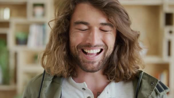 Glad Man Ansikte Och Leende Samtidigt Skrattar Roliga Komiska Skämt — Stockvideo