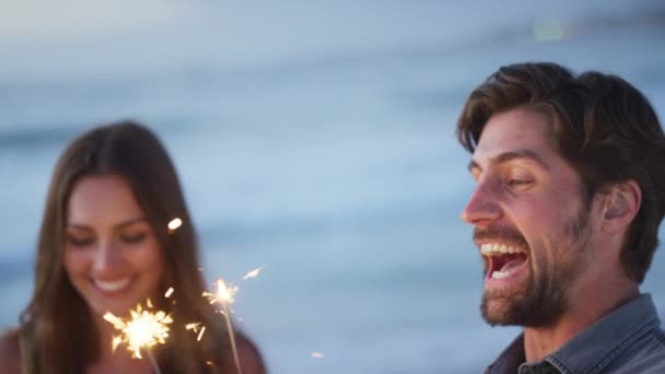Pareja Chispeante Alegría Mientras Celebra Playa Para Víspera Año Nuevo — Vídeos de Stock