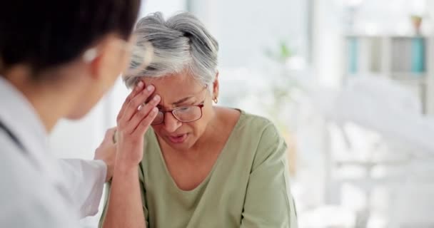 老年妇女 悲伤和医生的支持 帮助和坏消息医疗保健 结果和心理健康诊所 老年女性和医务工作者具有抑郁 舒适和 住院抑郁症 — 图库视频影像