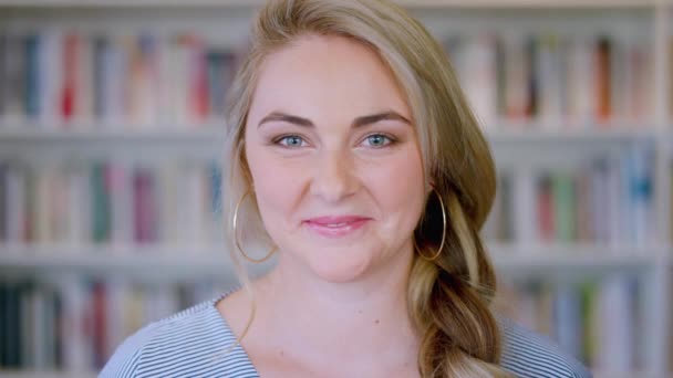 Vrouw Gezicht Portret Glimlach Bibliotheek Voor Happy Learning Onderwijs Universitaire — Stockvideo