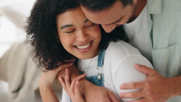 Paar Liebe Und Umarmung Wohnzimmer Für Romantik Glückliche Beziehung Oder — Stockvideo
