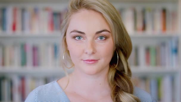 Žena Tvář Portrét Knihovně Pro Znalosti Vysokoškolský Student Nebo Učitel — Stock video