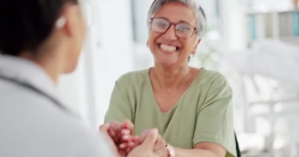 Arts Bejaarde Patiënt Hand Hand Voor Ondersteuning Bij Vergaderingen Voor — Stockvideo