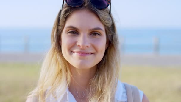 幸福のためのブラジルの休暇の散歩のための興奮笑顔でビーチで女性の幸せと顔 海の遊歩道の肖像画で太陽の下で夏休みの女の子の自由 健康と幸福 — ストック動画