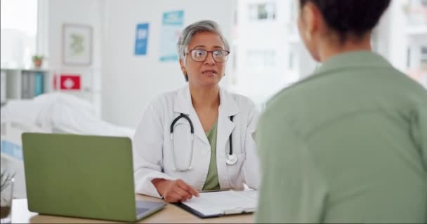 Lekarz Pacjent Rozmowa Podczas Konsultacji Szpitalu Zakresie Opieki Zdrowotnej Ubezpieczenia — Wideo stockowe