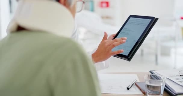 Médico Tableta Paciente Con Seguro Salud Consultoría Asesoramiento Hospital Mientras — Vídeos de Stock