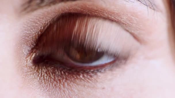 Mulher Retrato Olho Piscam Para Visão Teste Óptico Exame Clínica — Vídeo de Stock