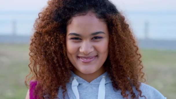Портрет Обличчя Щаслива Жінка Посмішкою Відкритому Повітрі Парку Свіжого Повітря — стокове відео