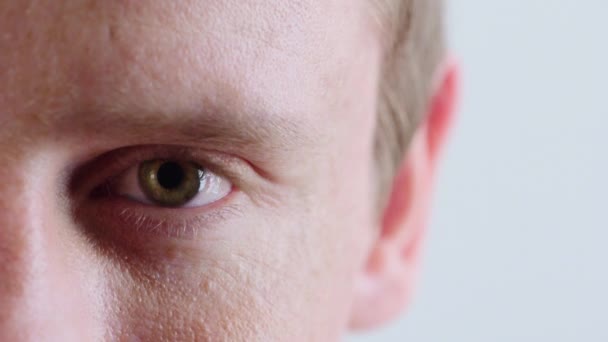 Homem Rosto Olho Verde Aberto Fundo Estúdio Para Segurança Cibernética — Vídeo de Stock