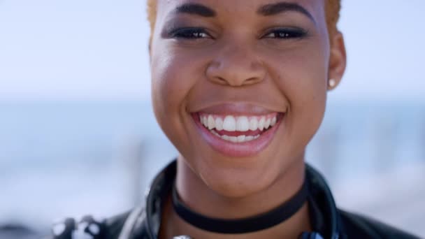 Gesicht Lachen Und Humor Mit Einer Schwarzen Frau Auf Der — Stockvideo