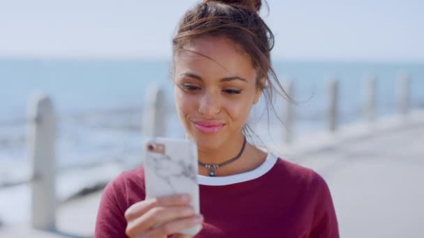 Woman Face Laughing Phone Beach Ocean Sea Social Media App — Stock Video