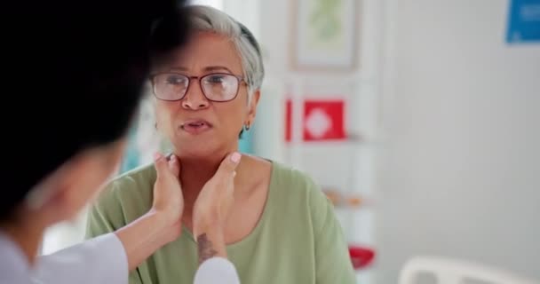 Nek Ziekenhuis Arts Die Een Oude Vrouw Raadpleegt Met Spierpijn — Stockvideo