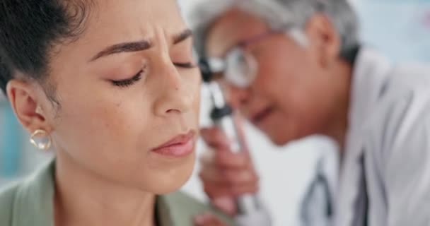 Hastanedeki Siyahi Kadının Sağlık Doktor Kulak Muayenesi Danışmanlık Otolaringoloji Otoskop — Stok video