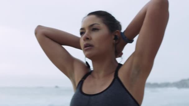 Biegaczka Plaża Rozciąganie Oddychaniem Trening Lub Rozgrzewka Dla Zdrowia Gotowy — Wideo stockowe