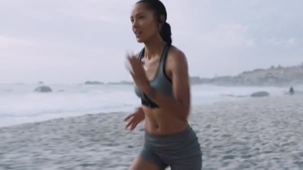 Fitness Motivation Femme Noire Courir Sur Sable Plage Pour Entraînement — Video