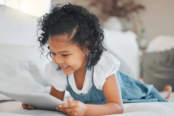 Mondo Pronto Essere Afferrato Adorabile Bambina Che Usa Tablet Digitale — Foto Stock