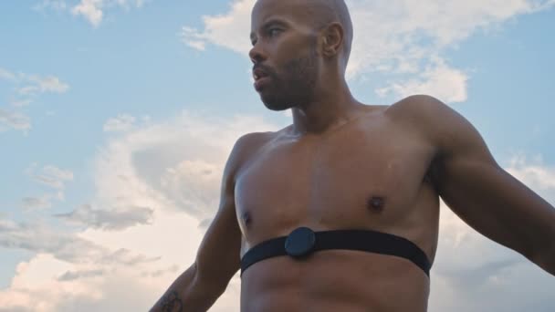 Moe Zweet Fitness Met Een Sportieve Zwarte Man Vermoeid Een — Stockvideo