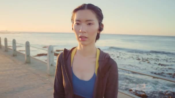 Müde Asiatin Fitnesspause Und Strandtraining Atemgymnastik Und Laufen Japan Porträt — Stockvideo