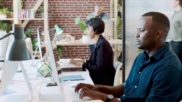 Zwarte Man Opstarten Computer Met Typen Team Focus Voor Planning — Stockvideo