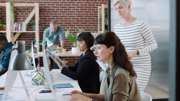 Менеджер Помогает Женщине Компьютером Документами Отчетом Бизнес Предложением Идей Планирования — стоковое видео