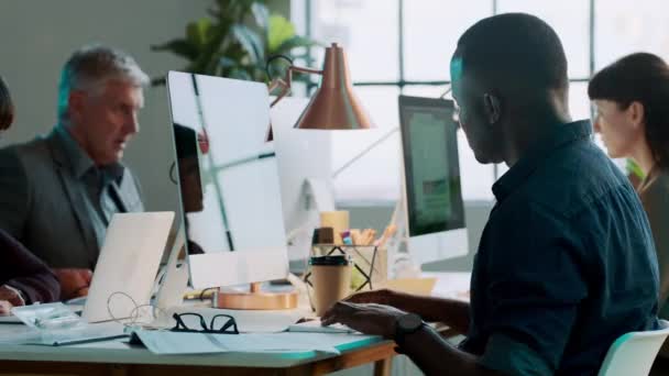 Startup Office Man Overhandigt Documenten Aan Zwarte Man Voor Teamwork — Stockvideo