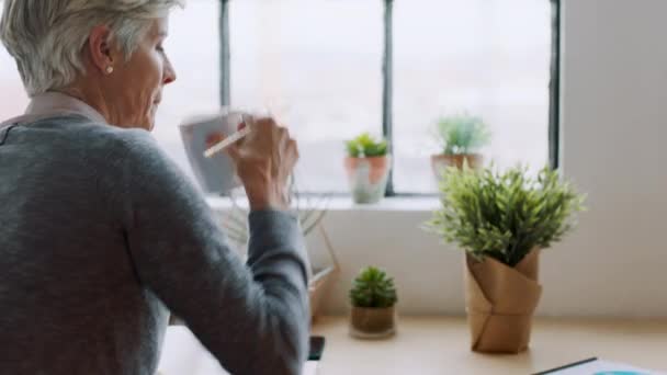 Koffie Digitaal Agentschap Senior Vrouw Schrijven Kantoor Voor Planning Van — Stockvideo
