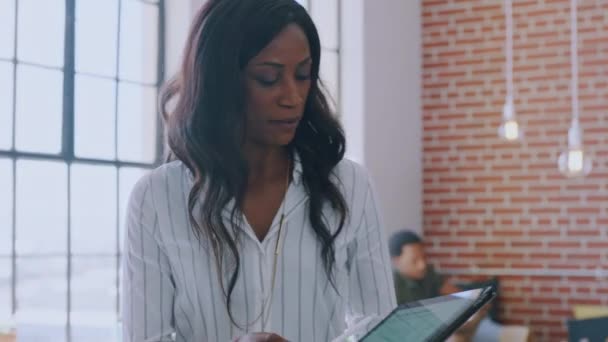 Kadını Tablet Takım Için Sunum Pazarlama Reklam Şirketlerinde Bilgi Seminer — Stok video
