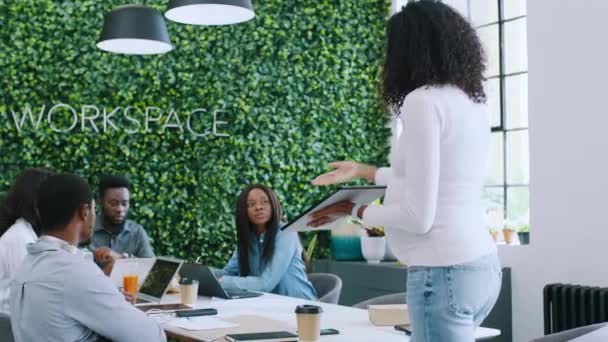 Business People Incontro Collaborazione Con Persone Colore Leadership Tecnologia Discussione — Video Stock