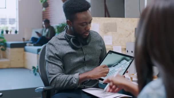 Hombre Negro Tableta Digital Reunión Diseño Ingeniería Prototipo Cambio Climático — Vídeos de Stock