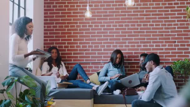 团队合作 学习和黑人或黑人学生在软件开发 平面设计和协作方面的技术 高校好友的数字创业 网站设计或项目构想 — 图库视频影像