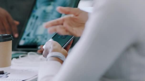 Persone Mani Tablet Riunione Ingegneria Modello Progettazione Del Prodotto Schizzo — Video Stock