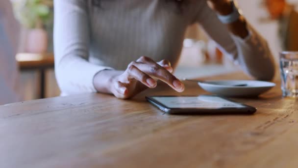 Mujer Manos Tableta Digital Cafetería Desplazarse Por Internet Sitio Web — Vídeos de Stock