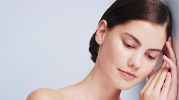 Cuidado Piel Cara Mujer Con Cosméticos Belleza Natural Bienestar Burla — Vídeos de Stock