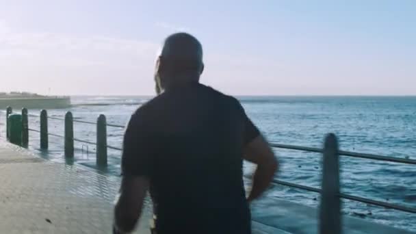 Fitness Motivação Homem Negro Correndo Pelo Oceano Com Determinação Foco — Vídeo de Stock