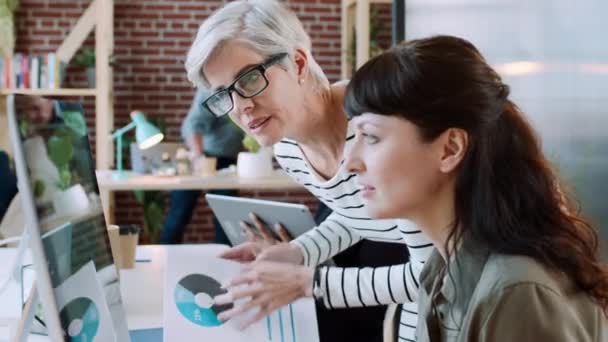 Цифровий Маркетинг Комп Ютер Команда Жінок Планують Співпрацюють Або Стратегії — стокове відео