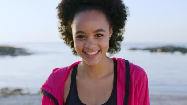 Gezicht Strand Vrolijke Zwarte Vrouw Vakantie Vakantie Reis Portret Schoonheid — Stockvideo