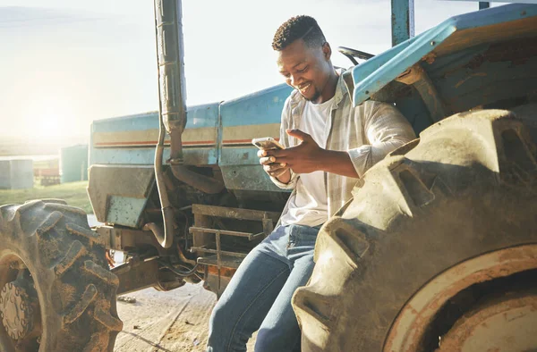 Informace Jsou Cenným Zdrojem Farmě Mladý Farmář Používající Telefon Když — Stock fotografie