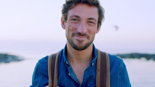 快乐的男人 脸和背包在海滩度假胜地的旅行 自由和观光客与宁静的大自然 意大利男子在海上调情时眉毛翘起的画像 — 图库视频影像