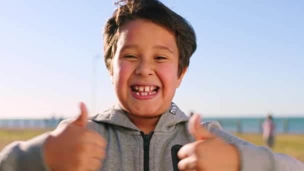 Мальчик Большой Палец Вверх Счастье Мальчишеского Лица Взволнован Летним Весельем — стоковое видео