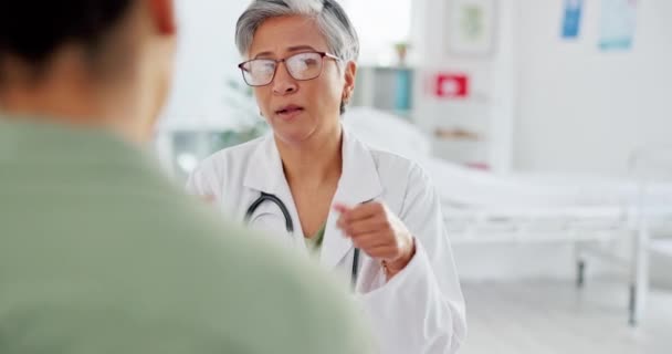 Kadın Doktor Uzman Tavsiyesi Sonuçları Iletişimi Olan Danışman Bir Hasta — Stok video