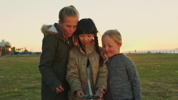 Telefon Barn Och Vänner Som Tar Selfie Park Samtidigt Kul — Stockvideo